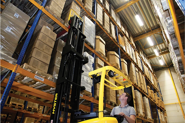R1.4-1.6 406 retrieving pallet